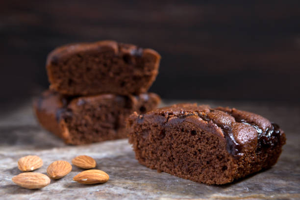 デザートのためのフロスティングとおいしいチョコレートファッジのクローズアップ - nut pastry brownie hazelnut ストックフォトと画像