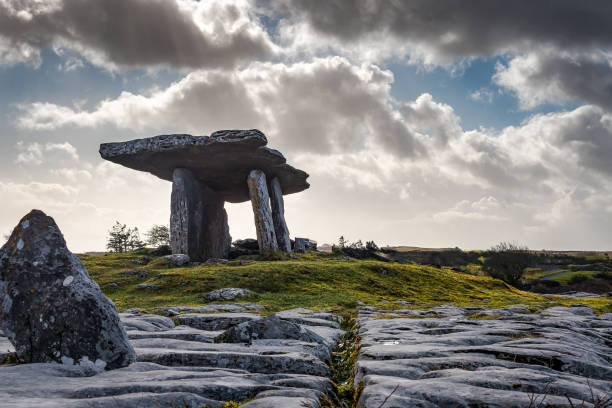 Poulnabrone Dolmens The Poulnabrone Dolmen is a stone age tomb marking a mass grave and built with huge rocks in a table formation bedrock stock pictures, royalty-free photos & images