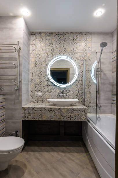 interior de un elegante baño y aseo combinados modernos - towel hanging bathroom railing fotografías e imágenes de stock