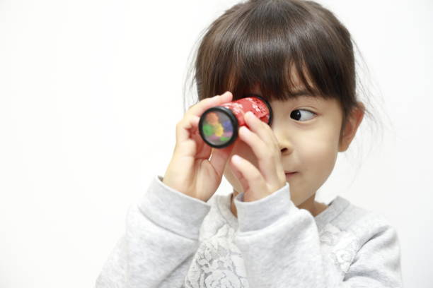 만화경을 연주하는 일본 소녀 (흰색 뒤) (5 세) - kaleidoscope 뉴스 사진 이미지