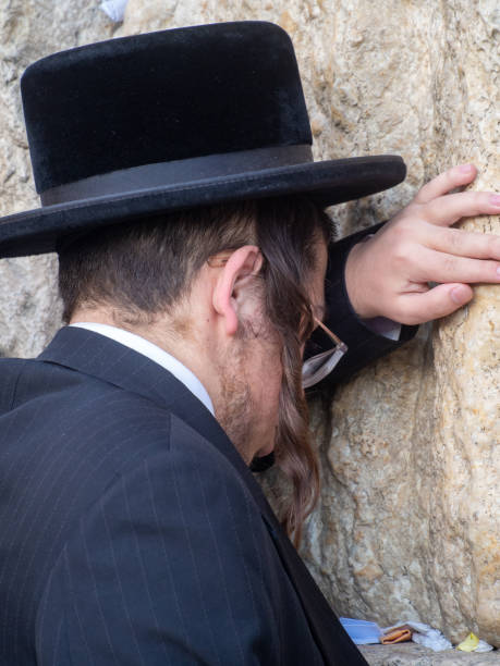 エルサレムの西壁で祈る�正統派ユダヤ人 - the western wall wall east city ストックフォトと画像