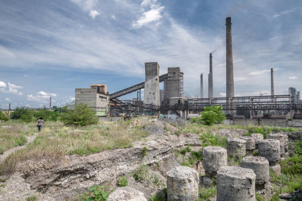 der größte luftschadstoff in der stadt dnipro ukraine ist die koks-chemie-anlage. rauchgasstapel stoßen jährlich hunderte tonnen schadstoffe in die atmosphäre aus. industrielandschaft. - flue gas stock-fotos und bilder