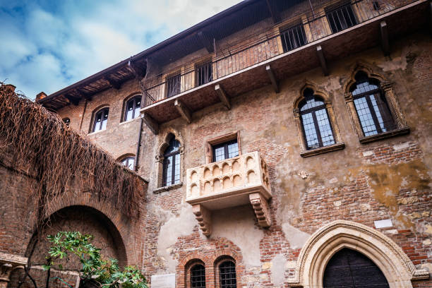 ventanas y puertas de verona - capulet fotografías e imágenes de stock