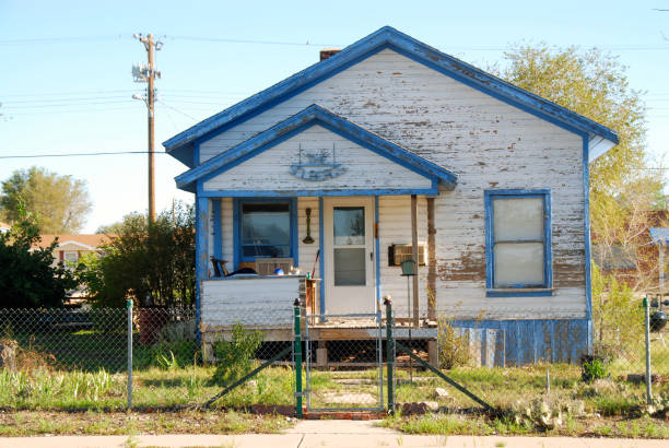 basic house in the american countryside - poor area imagens e fotografias de stock