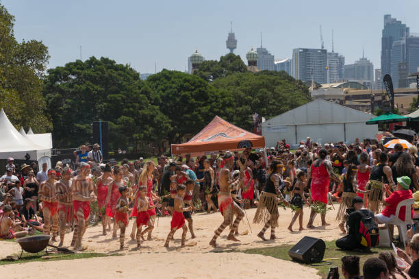 les autochtones exécutent la danse traditionnelle de corroboree autochtone au festival - aborigine indigenous culture australian culture australia photos et images de collection