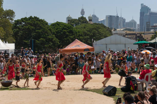 aborigeni che eseguono la tradizionale danza corroboree aborigena - indigenous culture australia aborigine australian culture foto e immagini stock