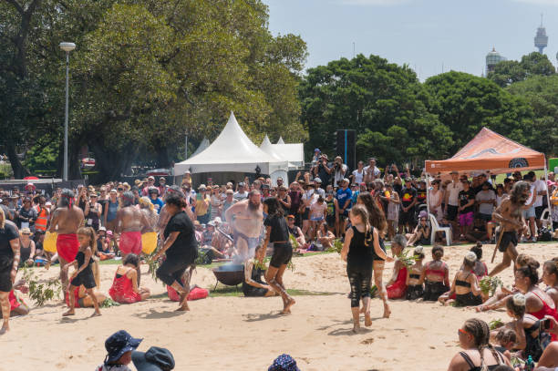 des autochtones exécutent la danse traditionnelle de corroboree autochtone à yabun - aborigine indigenous culture australian culture australia photos et images de collection