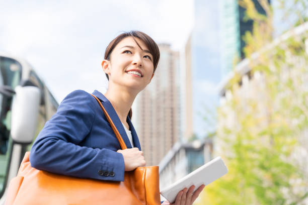 asiatische frau, die einen tablet-computer sehen - people traveling flash stock-fotos und bilder