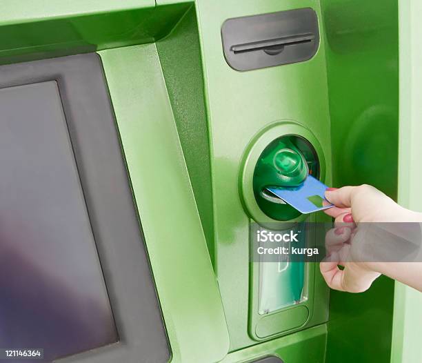 Weibliche Einsätze Eine Plastikkarte In Den Geldautomaten Stockfoto und mehr Bilder von Geldautomat