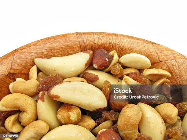 Frutta Secca Mista Snack Cibo In Legno Piatto - Fotografie stock e altre immagini di Alimentazione sana - Alimentazione sana, Anacardio, Arachide - Cibo