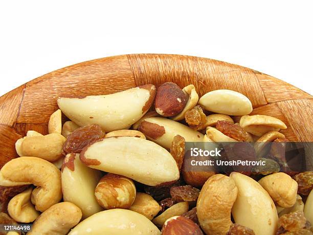 Орехи И Закуски В Сочетании С Деревянной Блюдо Питание — стоковые фотографии и другие картинки Арахис - еда