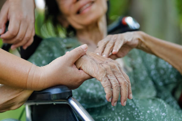пожилая азиатская женщина на инвалидной коляске дома с дочерью заботиться - human spine human age horizontal outdoors стоковые фото и изображения