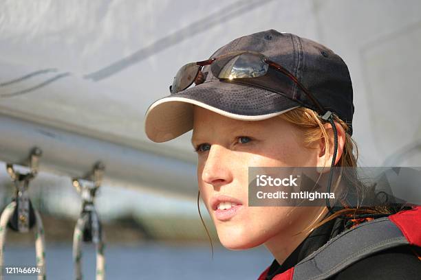 Marinheiro Menina - Fotografias de stock e mais imagens de Desporto de Competição - Desporto - Desporto de Competição - Desporto, Mulheres, Vela - Desporto Aquático