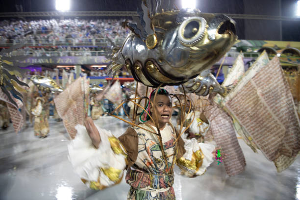 samba parade alla carnival champions parade 2020, sambodromo. sta piovendo - samba school parade foto e immagini stock