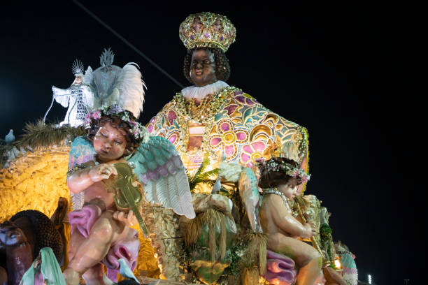 samba parade alla carnival champions parade 2020, sambodromo. sta piovendo - samba school parade foto e immagini stock