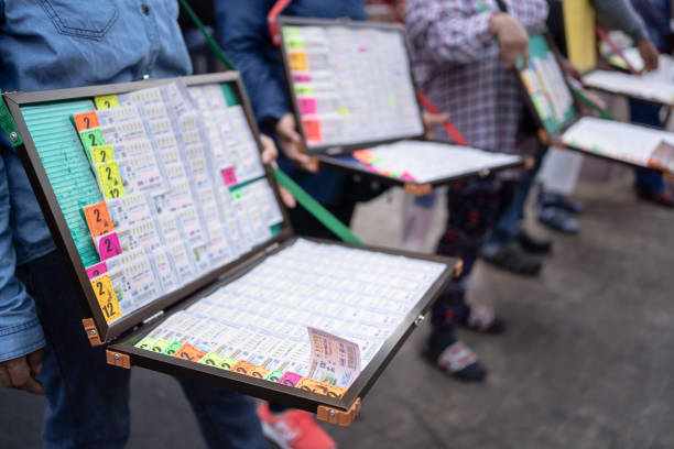 sprzedawca uliczny sprzedający thai lottery. - editorial asia thailand people zdjęcia i obrazy z banku zdjęć