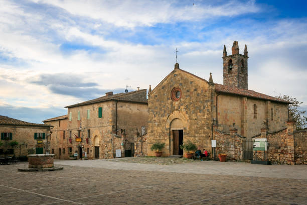 istock Square in Monteriggioni, Tuscany, Italy 1211485773