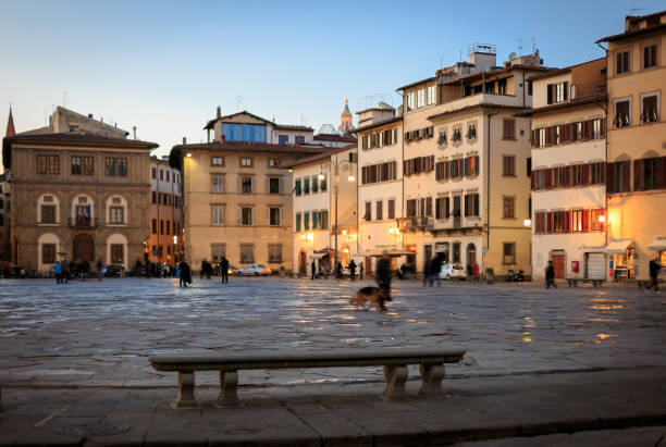 フィレンツェトスカーナのサンタクローチェ広場 - piazza di santa croce ストックフォトと画像