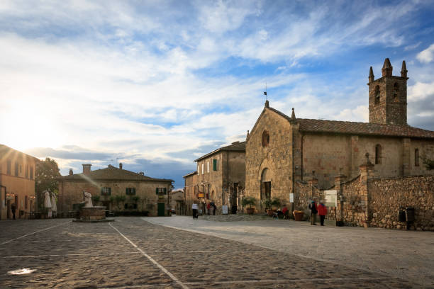istock Square in Monteriggioni, Tuscany, Italy 1211487052