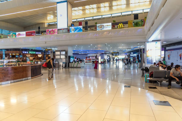 intérieur du terminal 3 de l’aéroport international d’indira gandhi. new delhi. inde - airport india arrival departure board delhi photos et images de collection