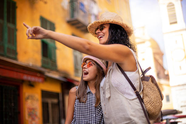 kobieta turystyczna i jej córka spaceru po wąskich uliczkach nicei francji. - fun mother sunglasses family zdjęcia i obrazy z banku zdjęć