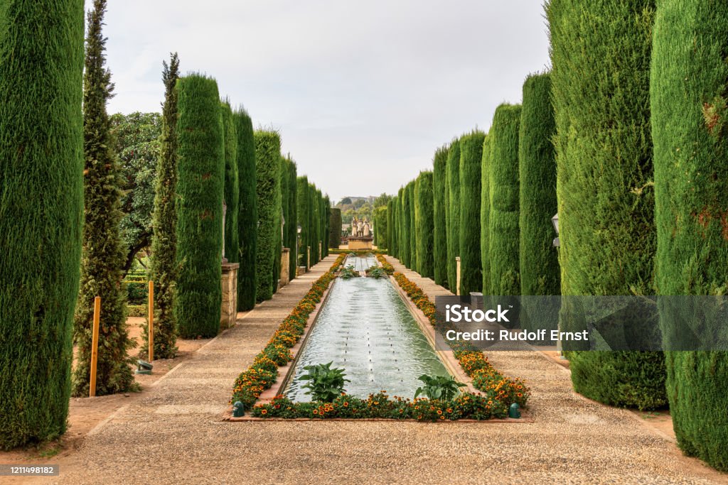 Los jardines del Alcázar de los Reyes Cristianos en Córdoba, Andalucía, España - Foto de stock de Alcázar libre de derechos