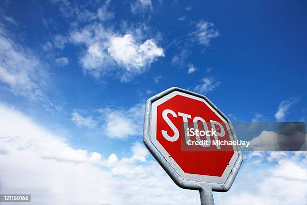 Znak Stop - zdjęcia stockowe i więcej obrazów Bez ludzi - Bez ludzi, Chmura, Czerwony
