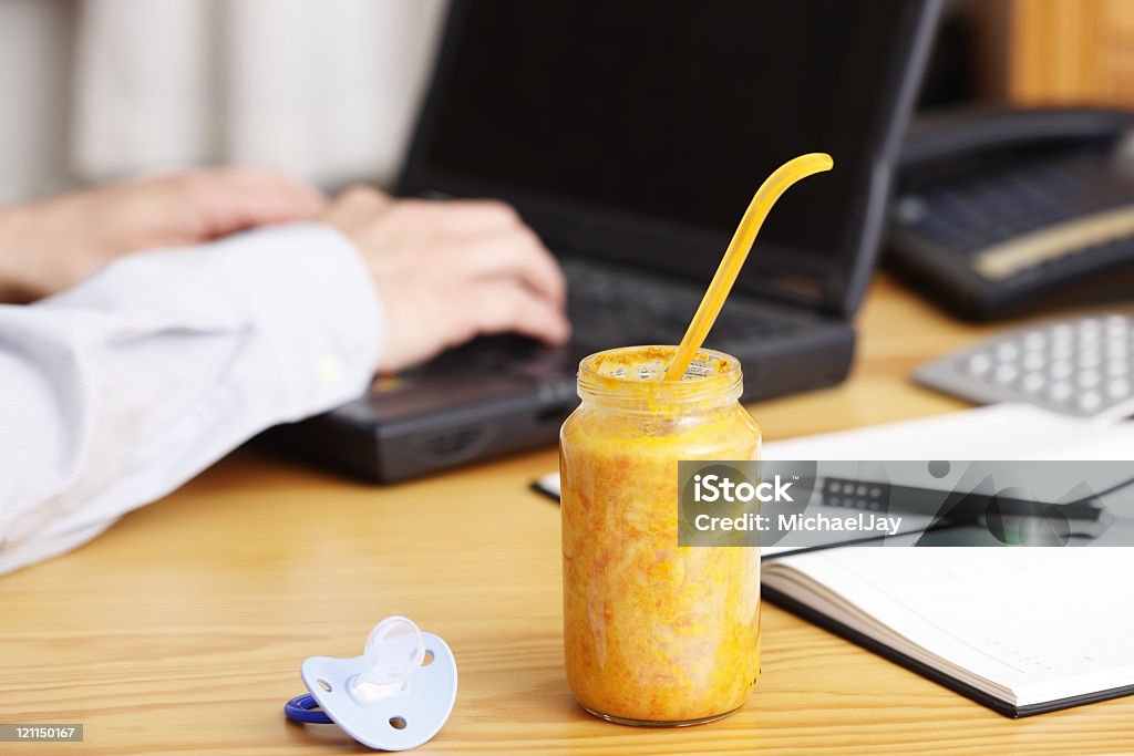 Konzept der Eltern mit baby food im Büro - Lizenzfrei Babynahrung Stock-Foto