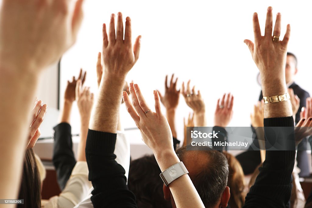 Votação do público, negócios espectadores ou alunos levantar as mãos no seminário - Royalty-free Votação Foto de stock