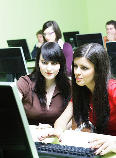 ragazza spiega il computer - ml08ljub foto e immagini stock