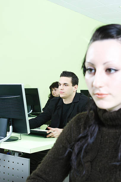 la sala computer con gli studenti di una classe - ml08ljub foto e immagini stock