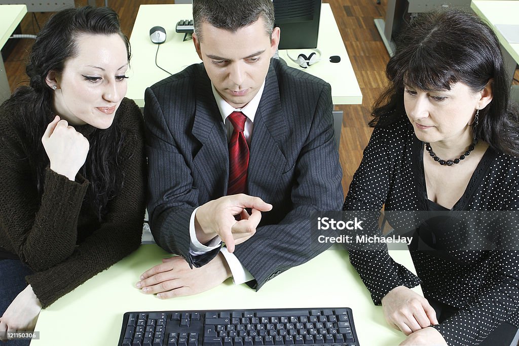 Бизнес мужчина и две женщины, глядя на экран - Стоковые фото 30-39 лет роялти-фри