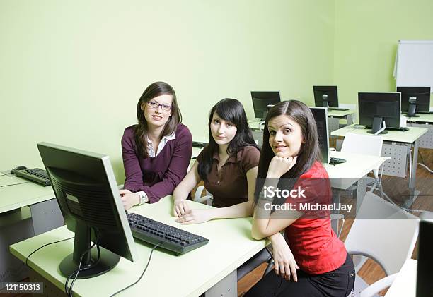 Trzy Dziewczyny W Pracownia Komputerowa - zdjęcia stockowe i więcej obrazów 20-29 lat - 20-29 lat, Dorosły, Fotografika
