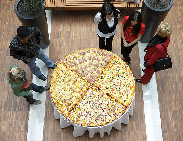 pizza gigante - ml08ljub foto e immagini stock