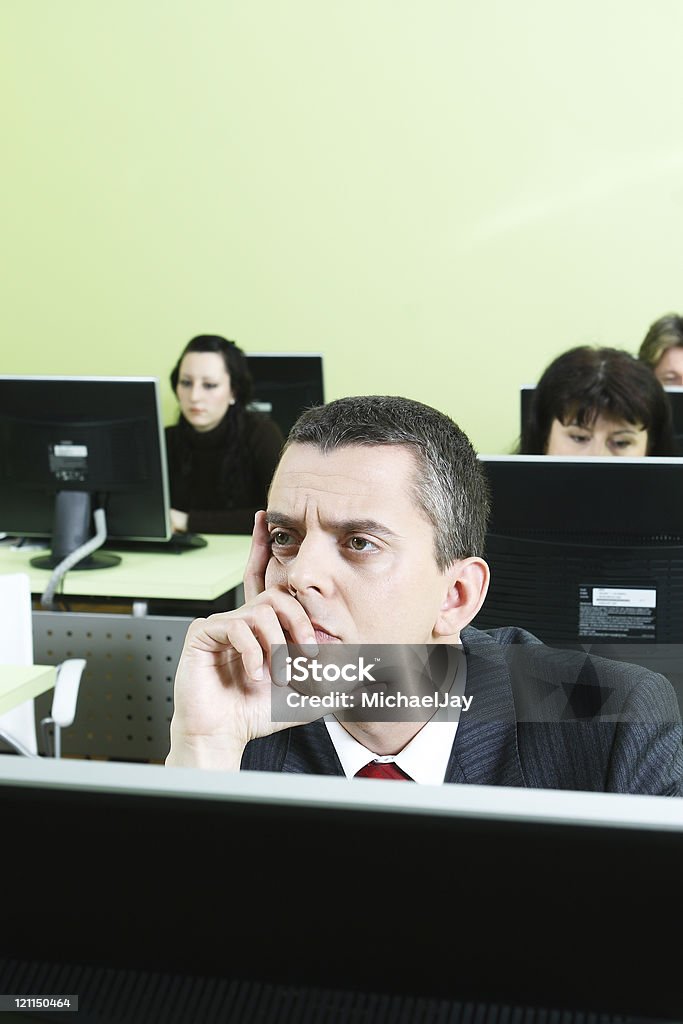 Un hombre de negocios trabajando en la computadora habitación - Foto de stock de 30-39 años libre de derechos