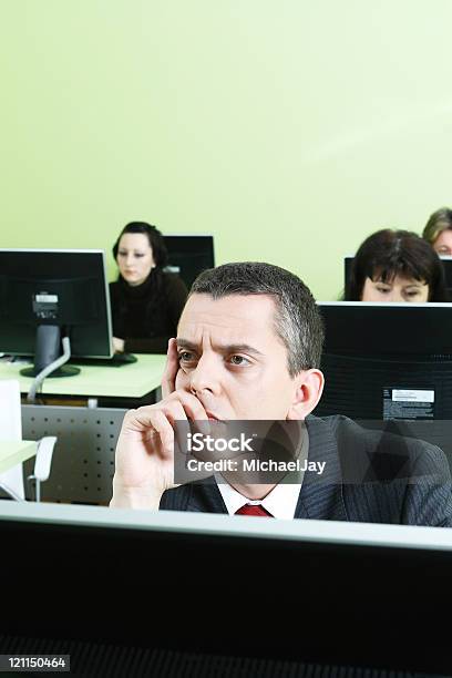 Un Hombre De Negocios Trabajando En La Computadora Habitación Foto de stock y más banco de imágenes de 30-39 años