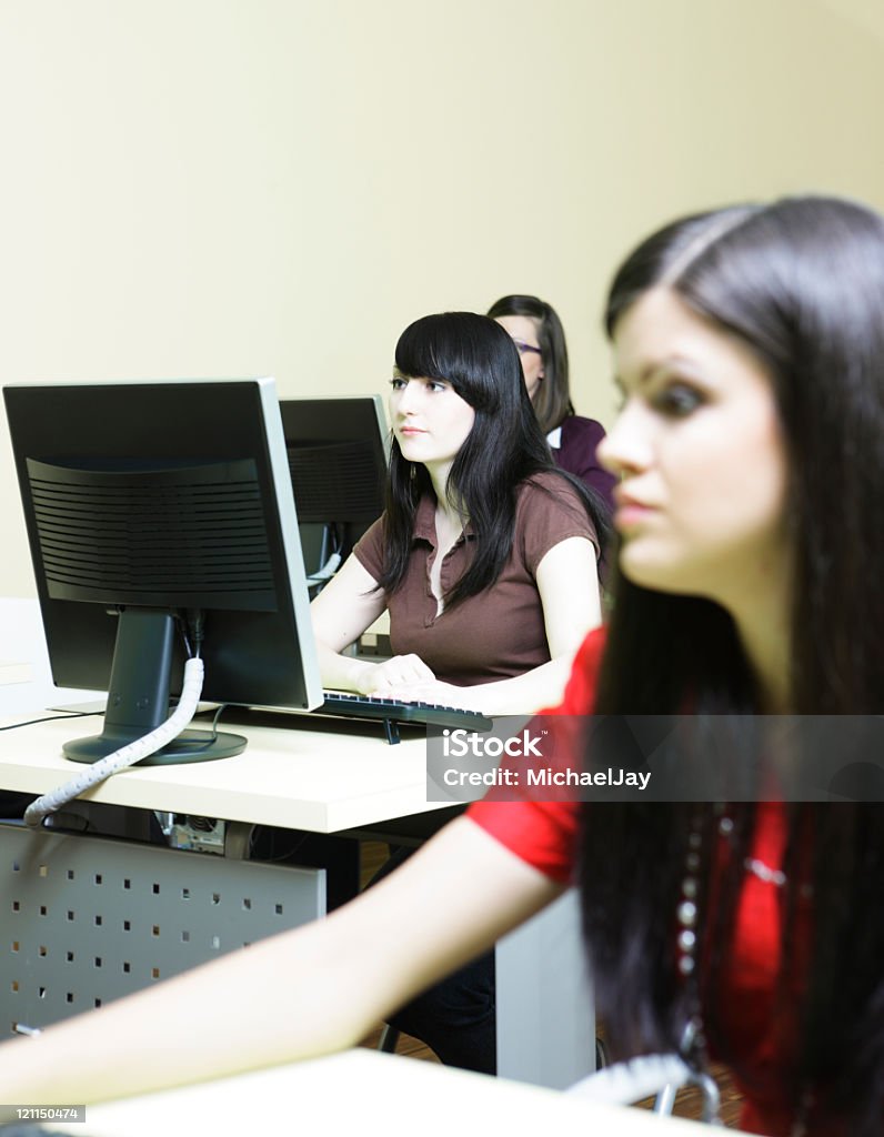 Internet Cafè con ragazze navigare in Internet - Foto stock royalty-free di 20-24 anni