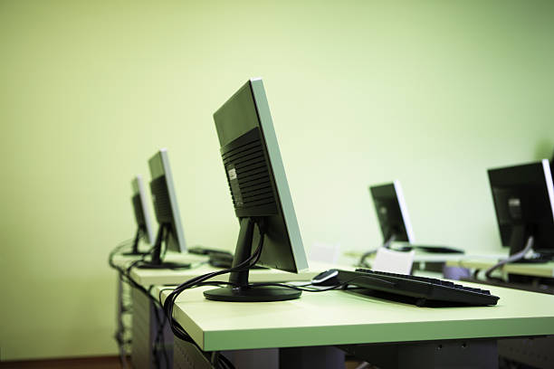 computadora habitación de - computer lab green office computer fotografías e imágenes de stock