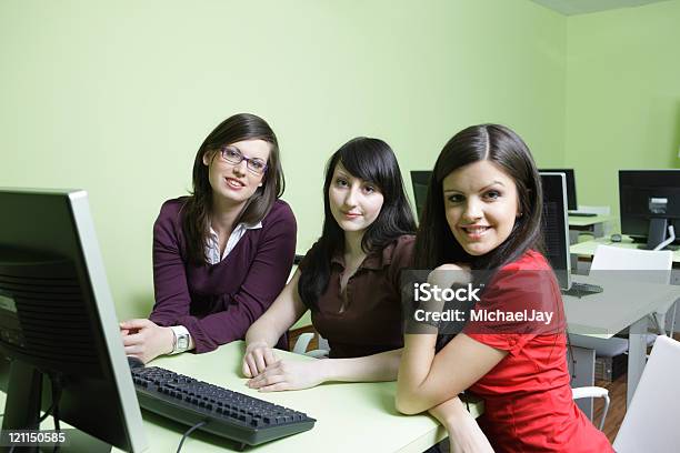 インターネット室3 つの笑顔の女の子 - コンピュータクラスのストックフォトや画像を多数ご用意 - コンピュータクラス, 女性, 女性のみ