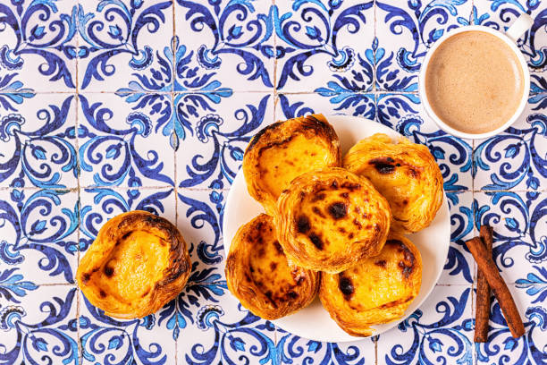 tarta de huevo, postre tradicional portugués, pastel de nata - egg tart fotografías e imágenes de stock