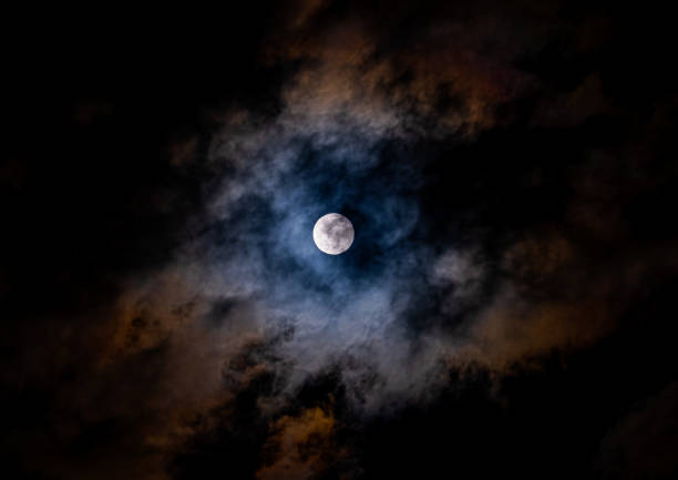 Super Luna su un cielo scuro e nuvoloso il 9 marzo 2020 - foto stock