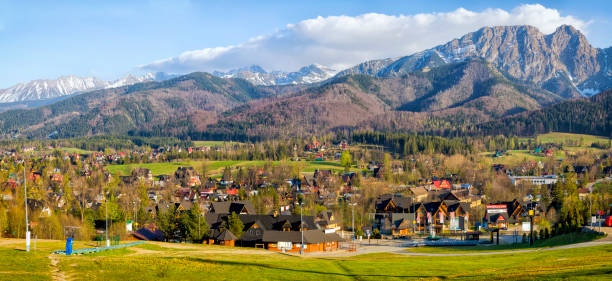 feriados na polônia - montanhas zakopane e tatra na primavera - poland mountain tatra mountains giewont - fotografias e filmes do acervo