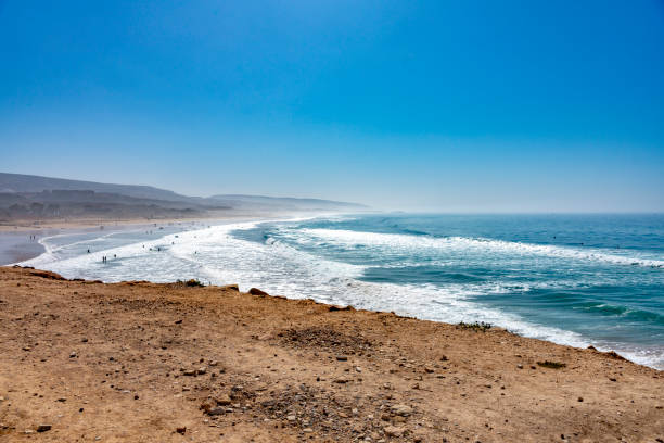 taghazout beach marokko - surfing surf wave extreme sports stock-fotos und bilder