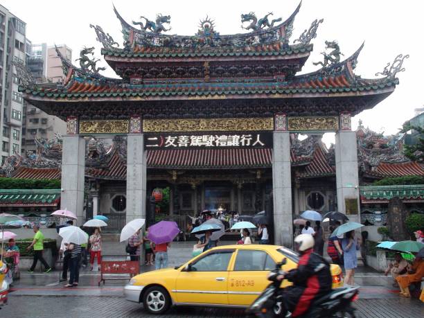 templo taipei longshan de manka, taiwan china, pessoas, cenário de veículos terrestres - longshan - fotografias e filmes do acervo