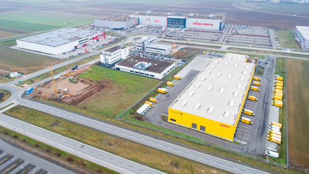 węzeł dystrybucyjny działek dhl w moguncji-hechtsheim, widok z lotu ptaka - dhl sign commercial sign germany zdjęcia i obrazy z banku zdjęć