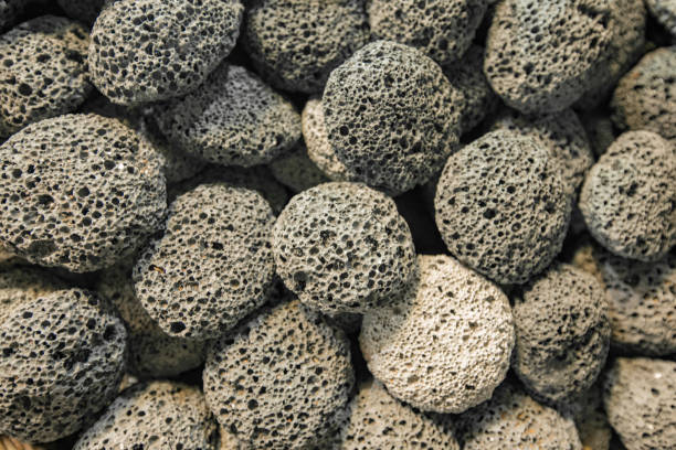 pumice каменные ноги формы скраб инструмент - volcanic stone стоковые фото и изображения