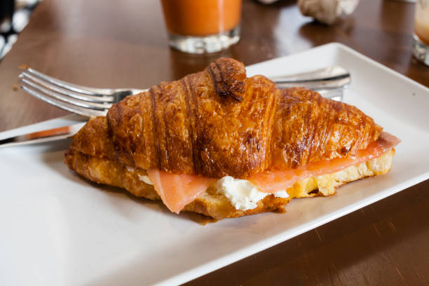 croissant con salmone affumicato e crema di formaggio - smoked salmon salt healthy lifestyle cold foto e immagini stock