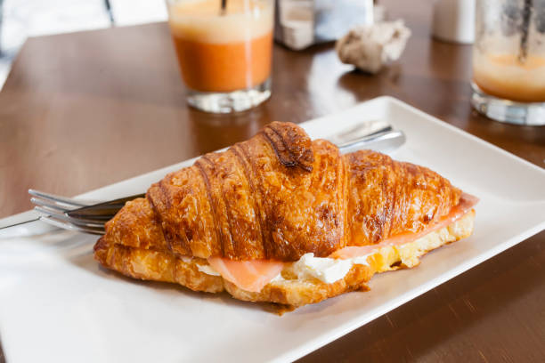 croissant con salmone affumicato e crema di formaggio - smoked salmon salt healthy lifestyle cold foto e immagini stock