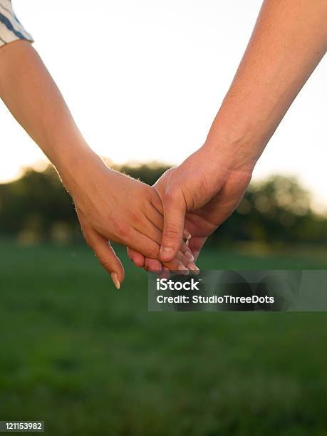 Foto de Segurando As Mãos e mais fotos de stock de Amizade - Amizade, Amor, Casal