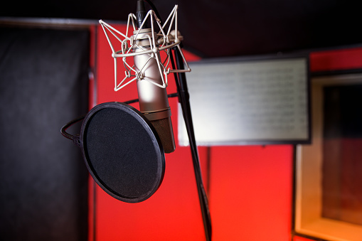 Micrófono profesional grabando voz en el estudio de música photo